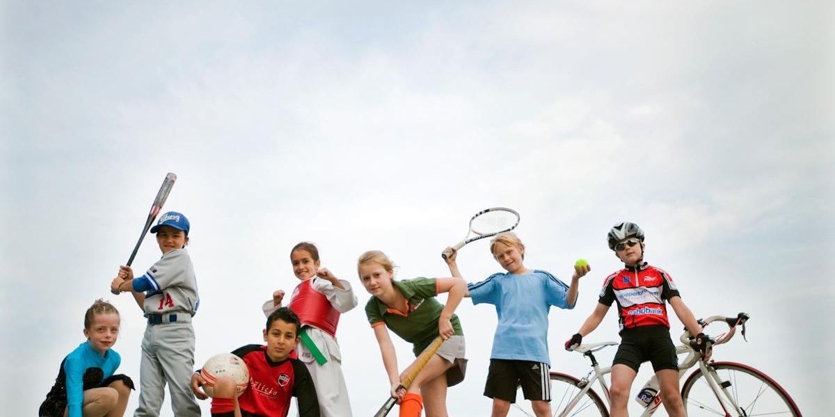 Groep kinderen verschillende sporten